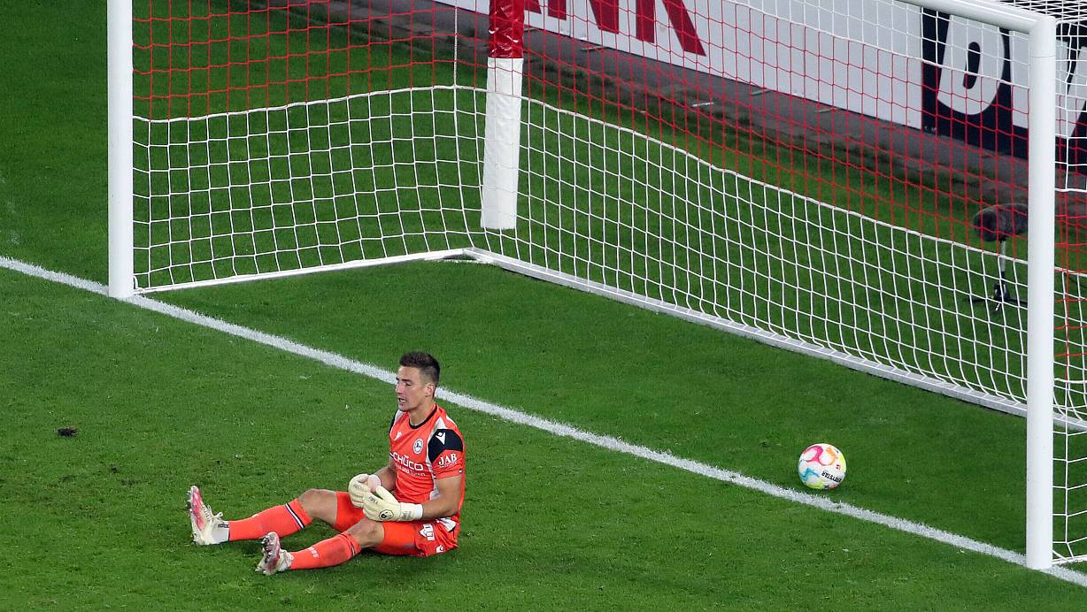 Arminia Bielefelds Torwart Martin Fraisl ist geschlagen, am Ende steht es 0:6: Der DSC geht 2022 in Stuttgart unter. | © IMAGO/Sportfoto Rudel