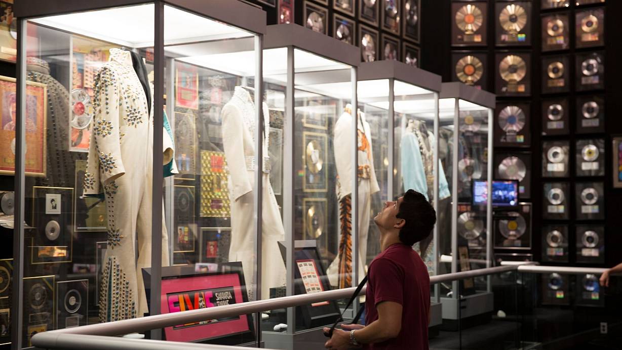 90 Jahre Elvis Presley: In Memphis werden 90 Artefakte aus seinem Leben bis Ende 2025 ausgestellt. | © David Meany/Memphis Tourism/dpa-tmn