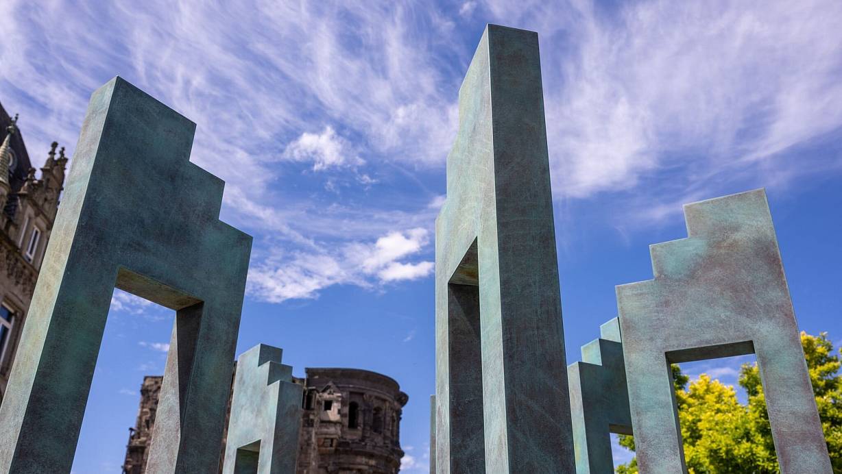 Die zentrale Gedenkstätte für die Opfer der Amokfahrt liegt nahe der Porta Nigra (Archivbild) | © Harald Tittel/dpa