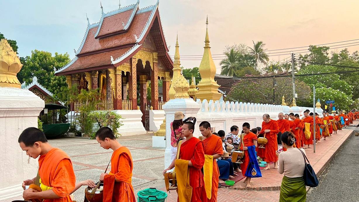 Der tägliche Almosengang («Sai Bat») der buddhistischen Mönche ist eine der Hauptattraktionen in Luang Prabang. | © Carola Frentzen/dpa-tmn