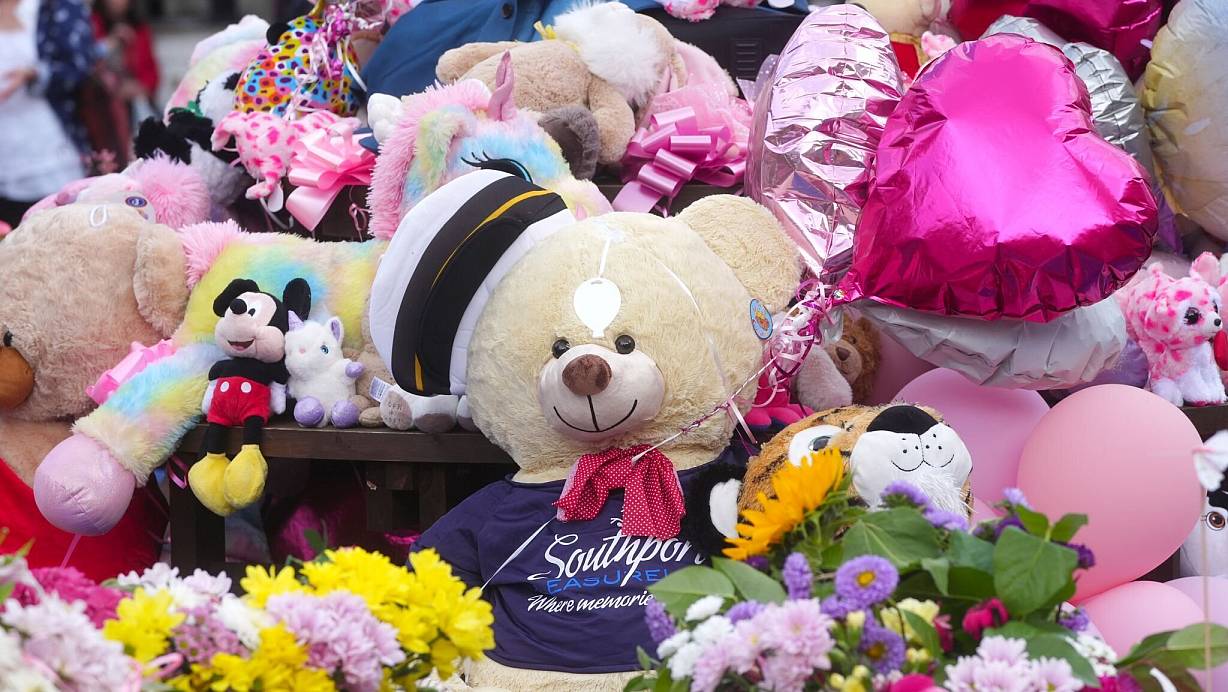 Nach der Messerattacke legten viele Menschen Blumen und Andenken nieder. (Archivbild) | © Owen Humphreys/PA Wire/dpa