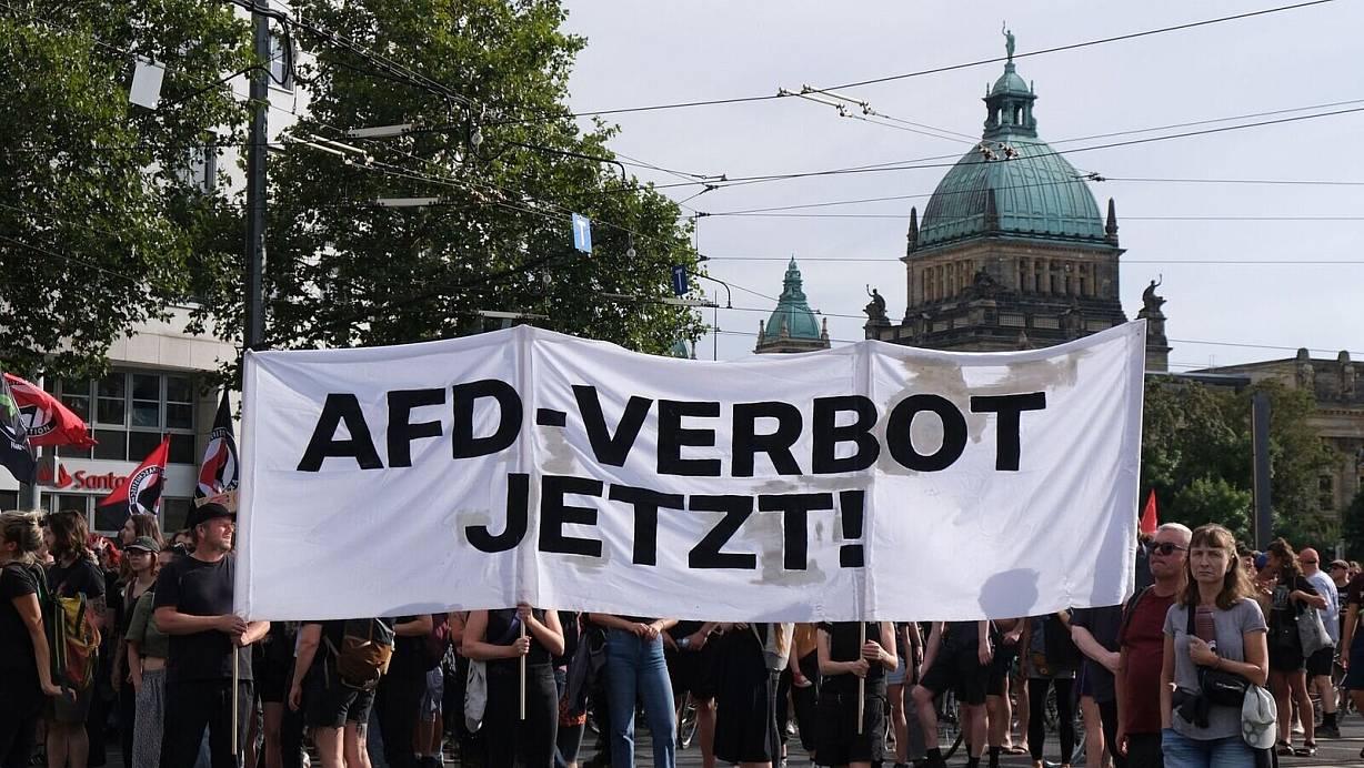 Bei einer Demonstration in Leipzig im August 2024 fordern Teilnehmer ein AfD-Verbot. (Archivbild) | © Sebastian Willnow/dpa