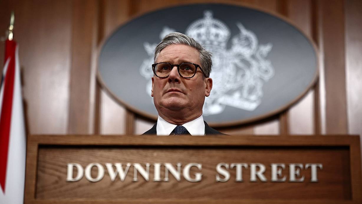 Der britische Premierminister Keir Starmer kündigte hartes Durchgreifen für den Fall von Behördenversagen an. | © Henry Nicholls/PA Wire/dpa