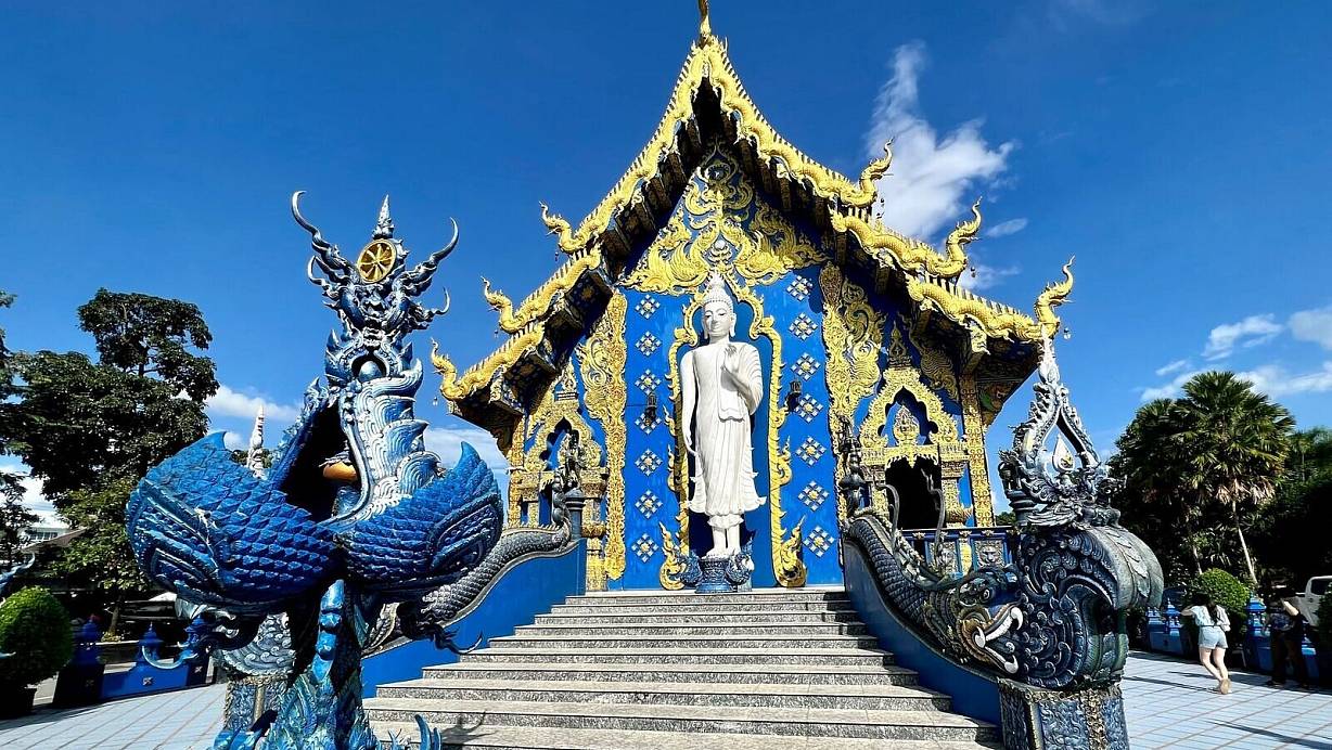 Auch bekannt als blauer Tempel: Der Wat Rong Suea Ten in der thailändischen Großstadt Chiang Rai. | © Carola Frentzen/dpa/dpa-tmn