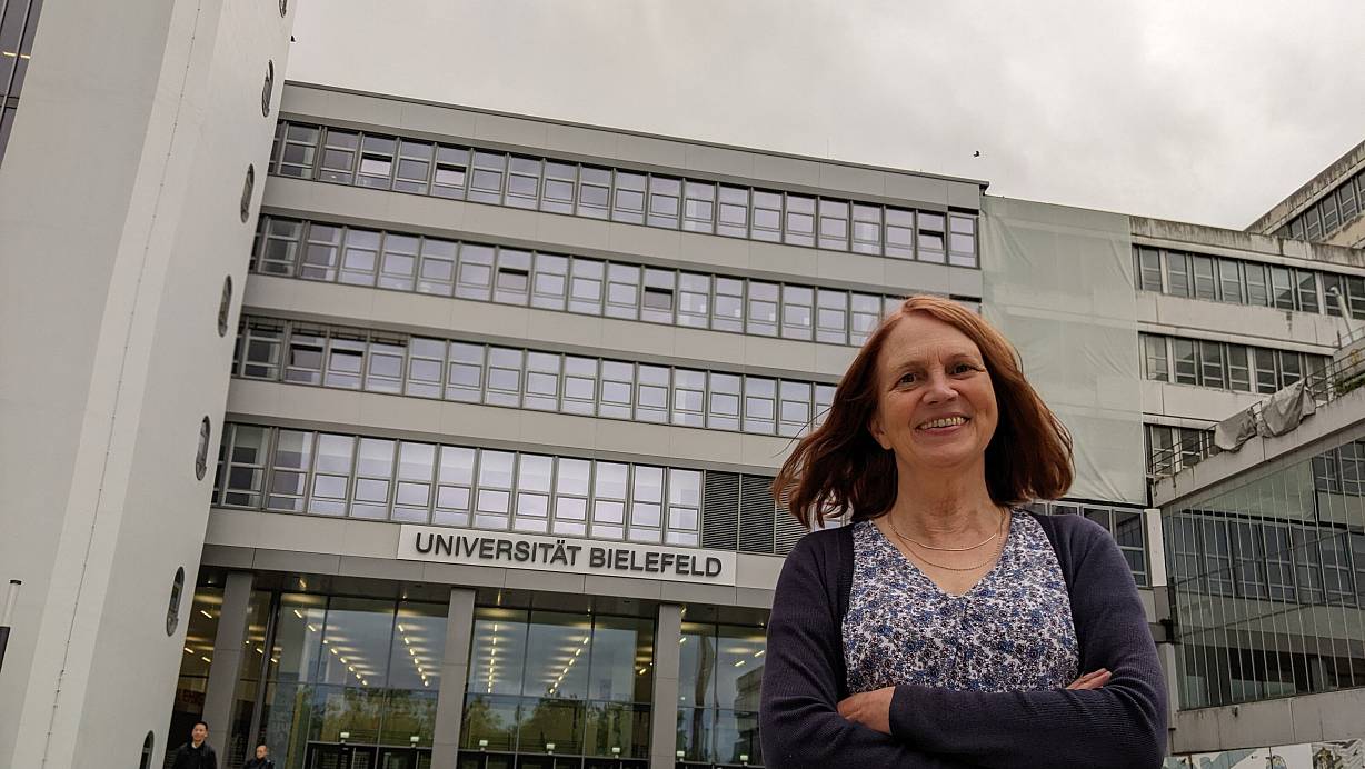 Ursprünglich ist Erika Sahrhage studierte Biologin. Inzwischen ist sie ins Dezernat Forschungsförderung und Transfer gewechselt und unterstützt Wissenschaftler der Uni Bielefeld beim Stellen von EU-Anträgen. | © Anja Hanneforth