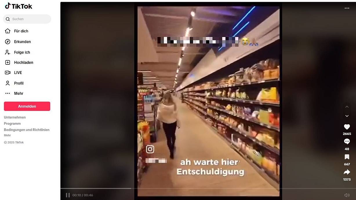 Mit den Worten "Entschuldigung, er möchte Deine Füße schnüffeln" wird ein Supermarktmitarbeiter vor versteckter Kamera vor einer Kundin vorgeführt. | © Screenshot: TikTok