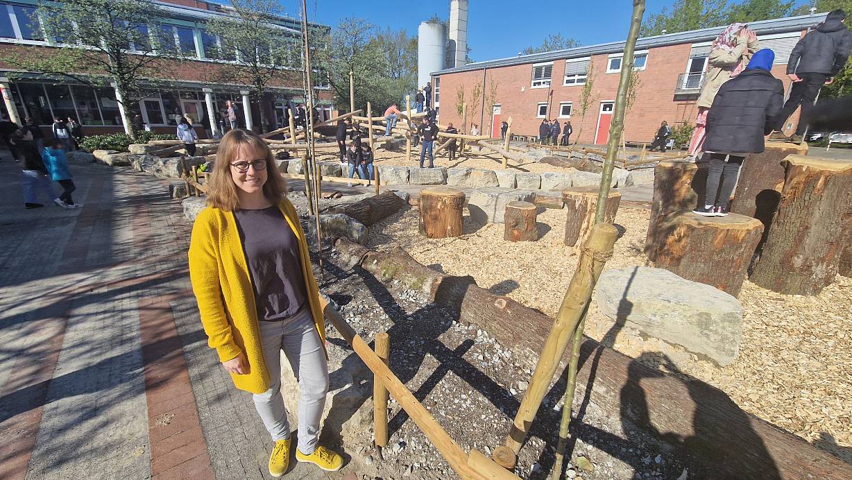 Der erste Teil der Schulhofneugestaltung an der Gesamtschule ist abgeschlossen. Die stellvertretende Schulleiterin Lea Witteborg stellt das Gelände vor. | © Uwe Pollmeier