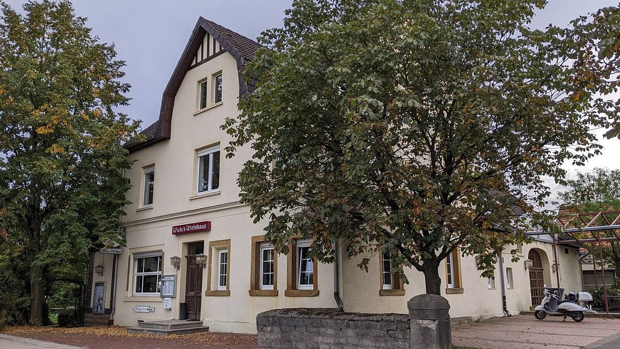 Seit weit über 100 Jahren gibt es das Gasthaus im Theenhausener Ortskern. Die Familie Wiete hat das Lokal 1912 übernommen. | © Anja Hanneforth