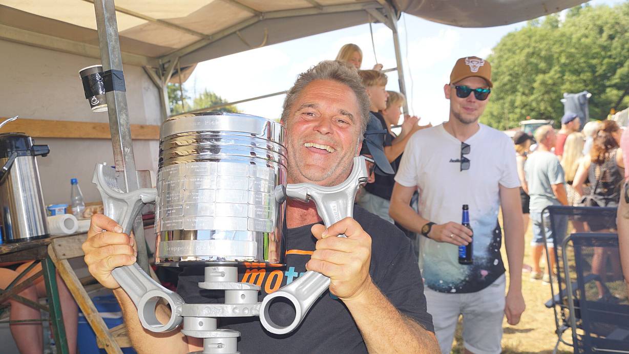 Dirk Hübners hatte bereits zweimal den begehrten Franz-Pickel-Pokal gewonnen. Den traditionellen Sieger-Schluck aus dem „Pott“ zu trinken schafft allerdings nicht jeder, denn die Trophäe wiegt 32 Kilogramm | © Marion Bulla