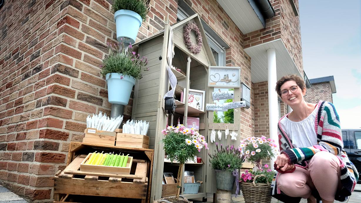 An dem kleinen Verkaufshäuschen in Gütersloh hängen eine Preisliste und eine Kasse. Bezahlt werden kann bar und bald auch via PayPal. | © Andreas Frücht