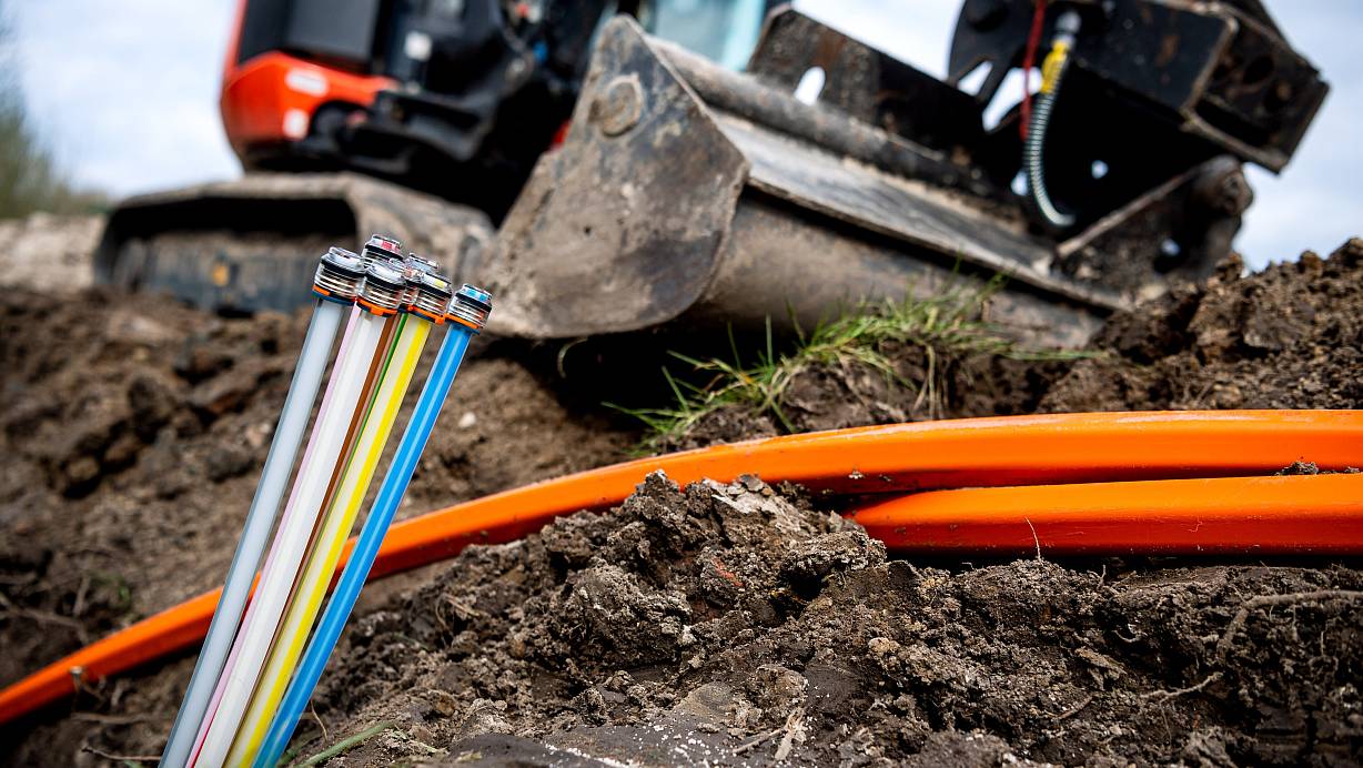 In Halle wurden in den vergangenen Monaten zahlreiche Kilometer Glasfaserkabel verlegt. | © Sina Schuldt/dpa