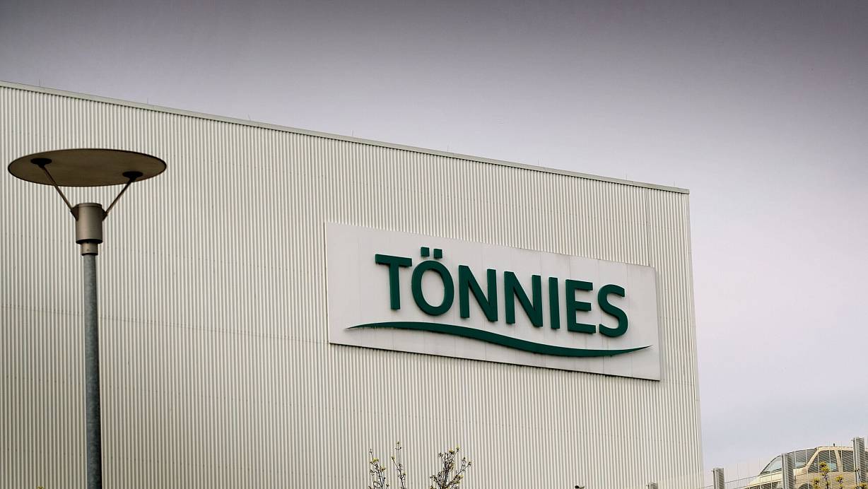 Die Feuerwehr war am Samstagvormittag bei Tönnies in Rheda-Wiedenbrück vor Ort. | © Andreas Frücht