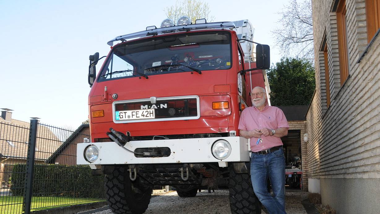 Wohnmobil mal anders: Michael Fels hat einen alten Rüstwagen der Feuerwehr, Baujahr 1989, umgebaut. Mit allem, was das Herz eines Reisenden begehrt – bis auf eine Klimaanlage. „Das war technisch leider nicht möglich", bedauert der Inhaber. | © Anja Hanneforth, HK