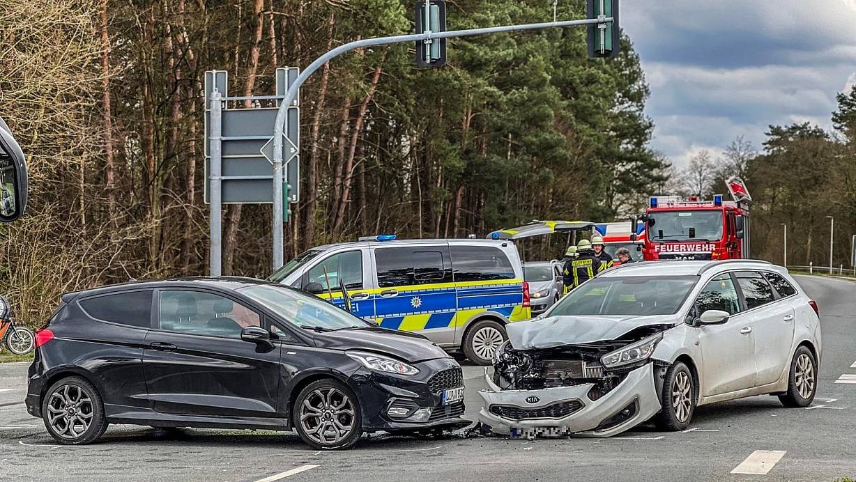 Der weiße Kia kollidierte beim Abbiegen mit dem Ford Fiesta. | © Paul Brinkmann