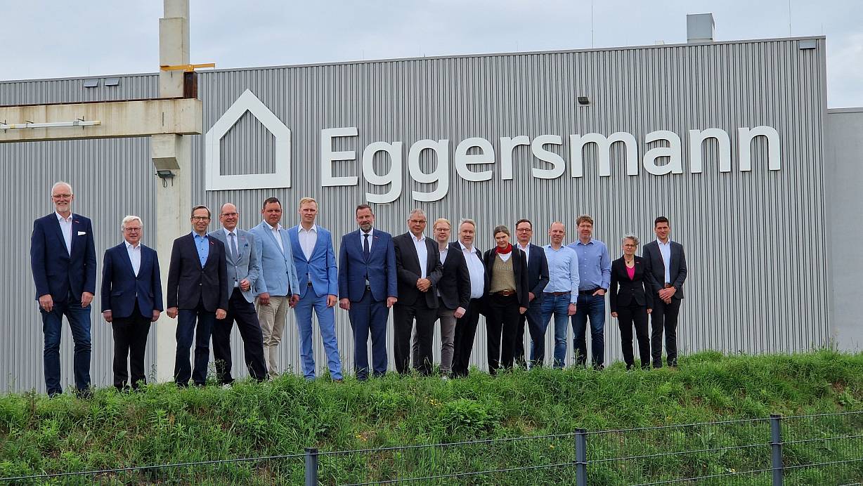 Das Bild zeigt (v. l.) Klaus-Werner Schäfer, Geschäftsführer des Handwerksbildungszentrums Brackwede, Georg Effertz, Kreishandwerksmeister der KH Gütersloh-Bielefeld, Frank Wulfmeyer, Kreishandwerksmeister der KH Gütersloh-Bielefeld, Alexander Kostka, Hauptgeschäftsführer der KH Gütersloh-Bielefeld, Dirk Langert, ikk classic und Kuratoriumsmitglied der Stiftung Zukunft Handwerk OWL, Robert Eggersmann, Dr. Jens Prager, Vorstandsvorsitzender der Stiftung Zukunft Handwerk OWL und Hauptgeschäftsführer der Handwerkskammer OWL, Geschäftsführer Karlgünter Eggersmann, Matthias Eggersmann, Axel Reimers, erster stellvertretender Bürgermeister der Stadt Halle, Sabine Amsbeck-Dopheide, Bürgermeisterin Harsewinkel, Geschäftsführer Thomas Hein, Tim Schneider, Marc-André Zander, Ragna Köstner, Vorstandsmitglied der Stiftung Zukunft Handwerk OWL und stellvertretende Hauptgeschäftsführerin der Handwerkskammer OWL, sowie Jerome Rasfeld | © Uwe Pollmeier