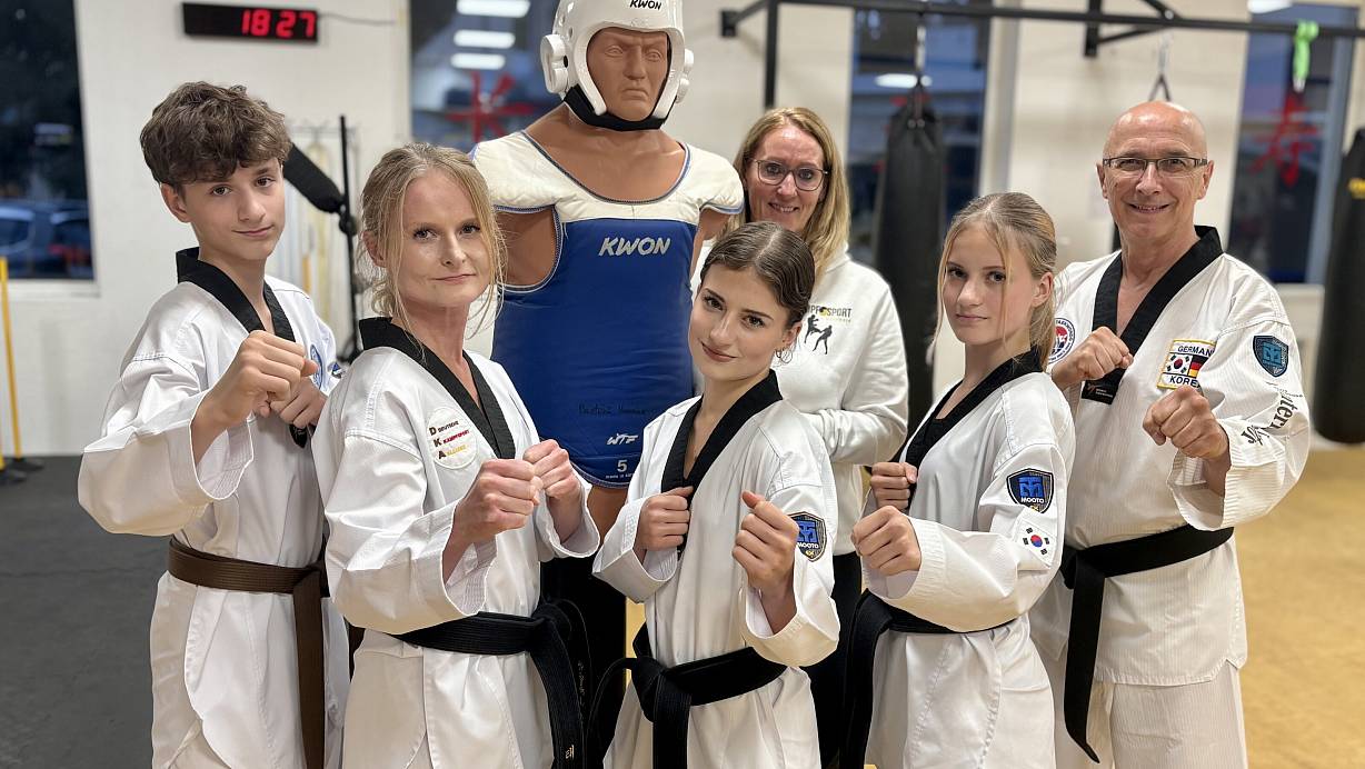 Robert, (v.l.), Magdalena, Isabella und Sofia Sokolov sind begeisterte Kampfsportler. Die Vier machen Taekwondo in der Kampfsportschule in Versmold, die Claudia Unzicker (h.) und ihr Mann Frank (r.) gemeinsam leiten. | © Dennis Bleck