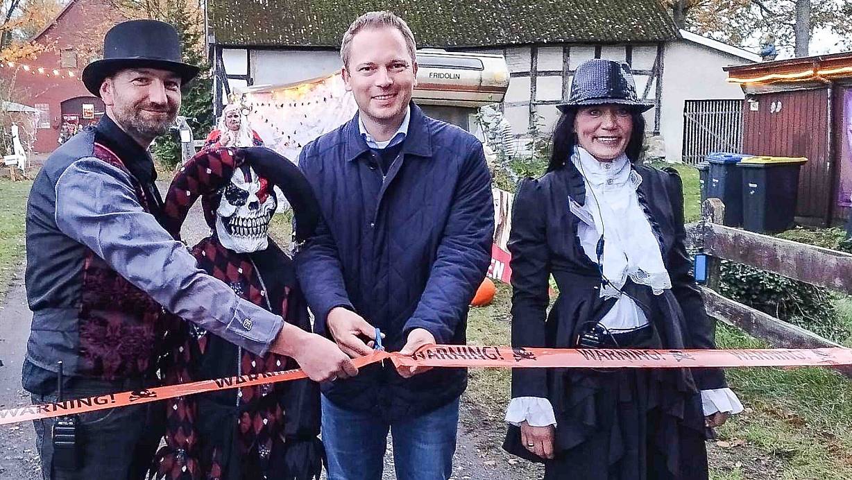 Patrick Overkamp (v. l.), Michael Meyer-Hermann und Nicole Overkamp eröffnen OWLs größtes Halloween-Event. Versmolds Bürgermeister zeigte sich von den jüngsten Entwicklungen überrascht. | © Andre Schneider