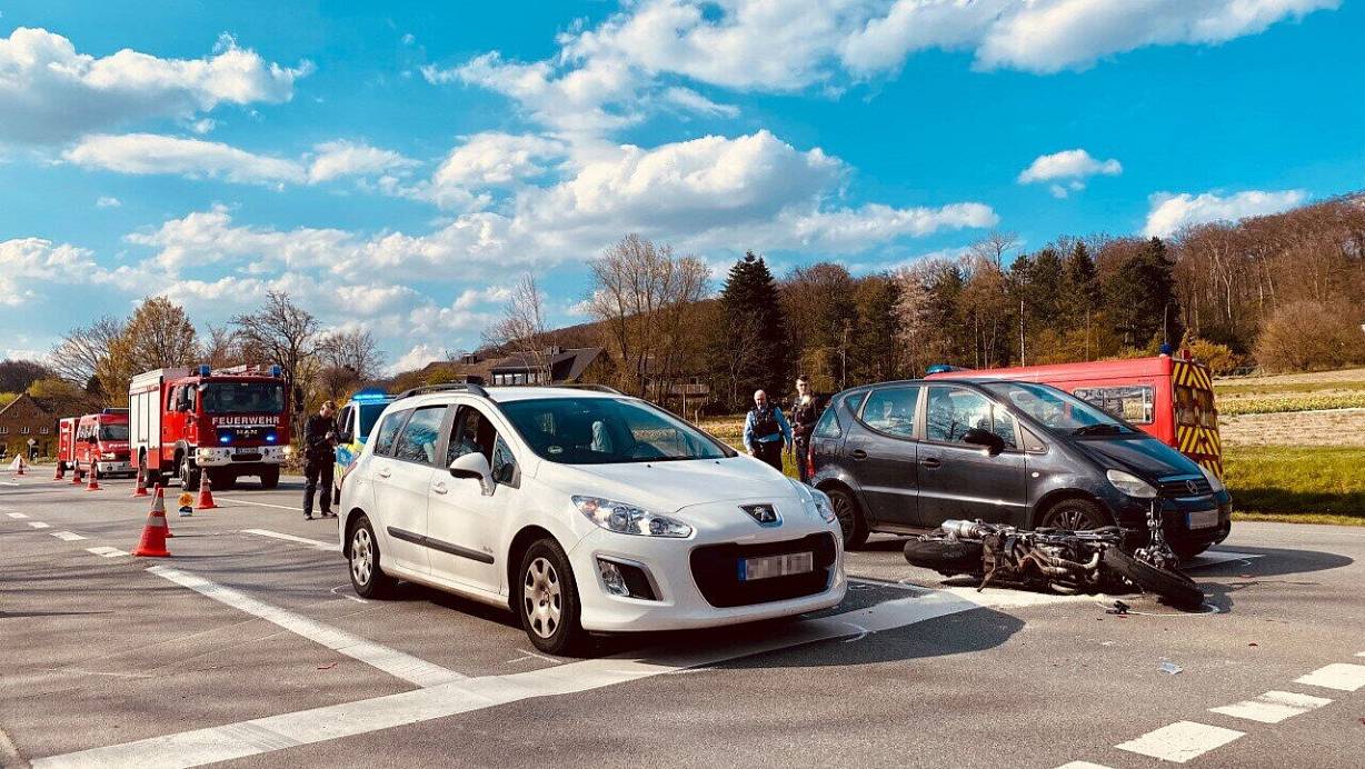 Auf der Peter-Kreuzung in Steinhagen kam es Freitagnachmittag zu einem Unfall mit drei Beteiligten. | © Feuerwehr Steinhagen