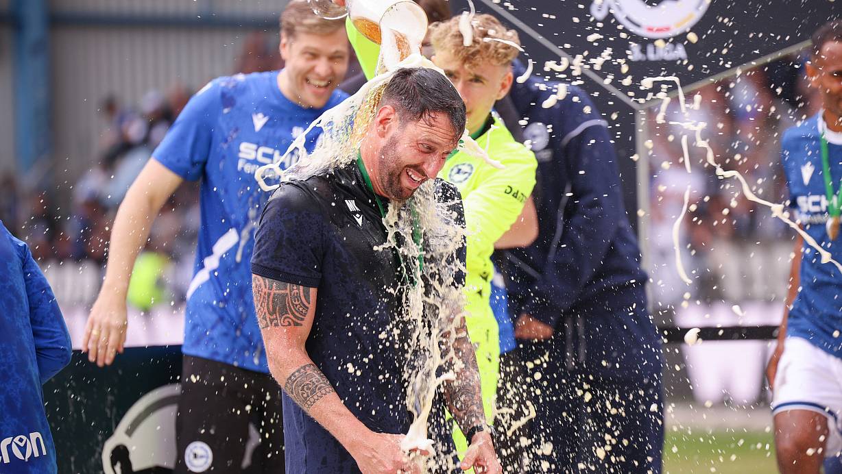 Volltreffer: Arminia-Keeper Jonas Kersken verpasst seinem Trainer Mitch Kniat eine Bierdusche. | © Oliver Krato
