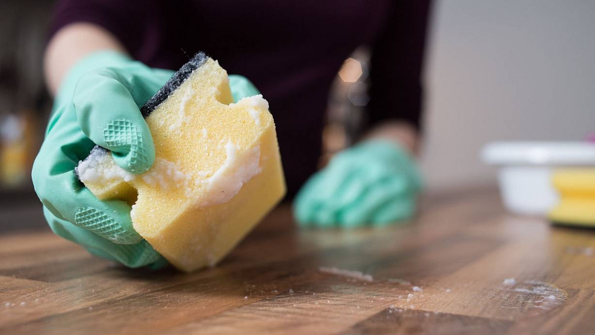 Feuchte Schwämme sollte man regelmäßig austauschen oder besser gleich dünne Putzlappen oder Küchenpapier verwenden, wenn etwas verschüttet wurde. | © Franziska Gabbert/dpa-tmn