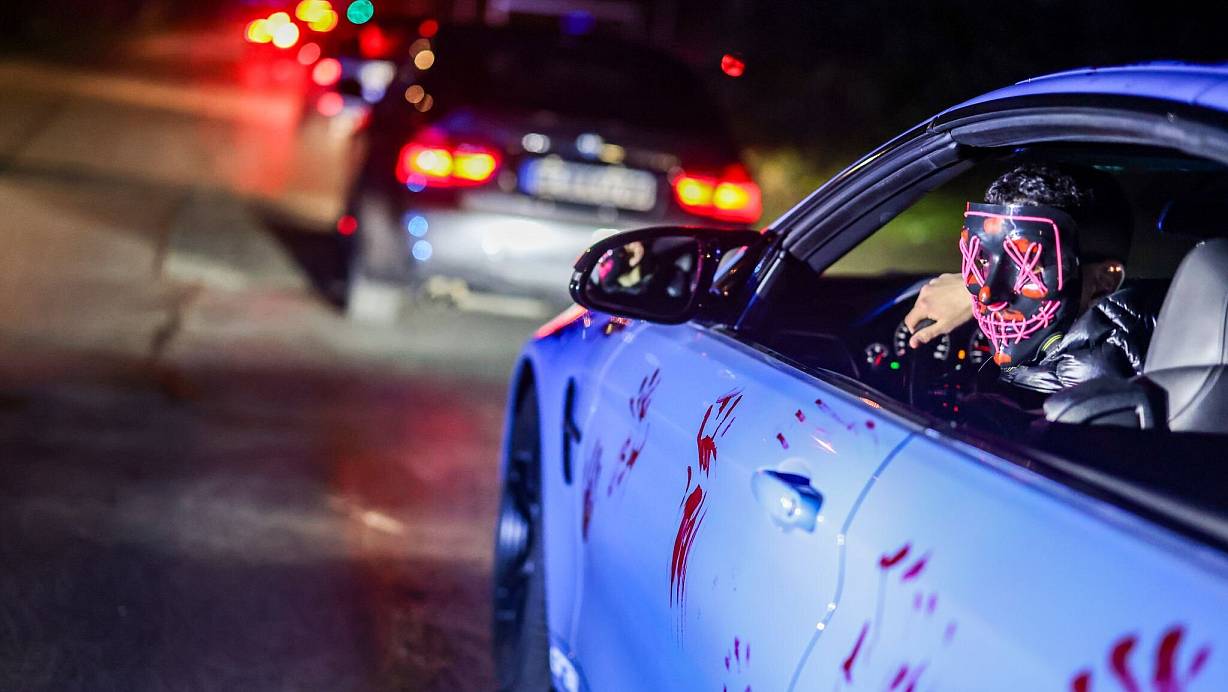 Die Polizei will an Halloween an Schwerpunkten Präsenz zeigen und kontrollieren. (Archivbild) | © Christoph Reichwein/dpa