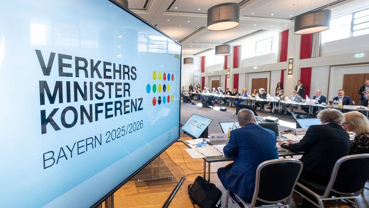 Beim Deutschlandticket stellte die Verkehrsministerkonferenz die Weichen für einen Preismechanismus, der ab 2027 gelten soll. | © Armin Weigel/dpa