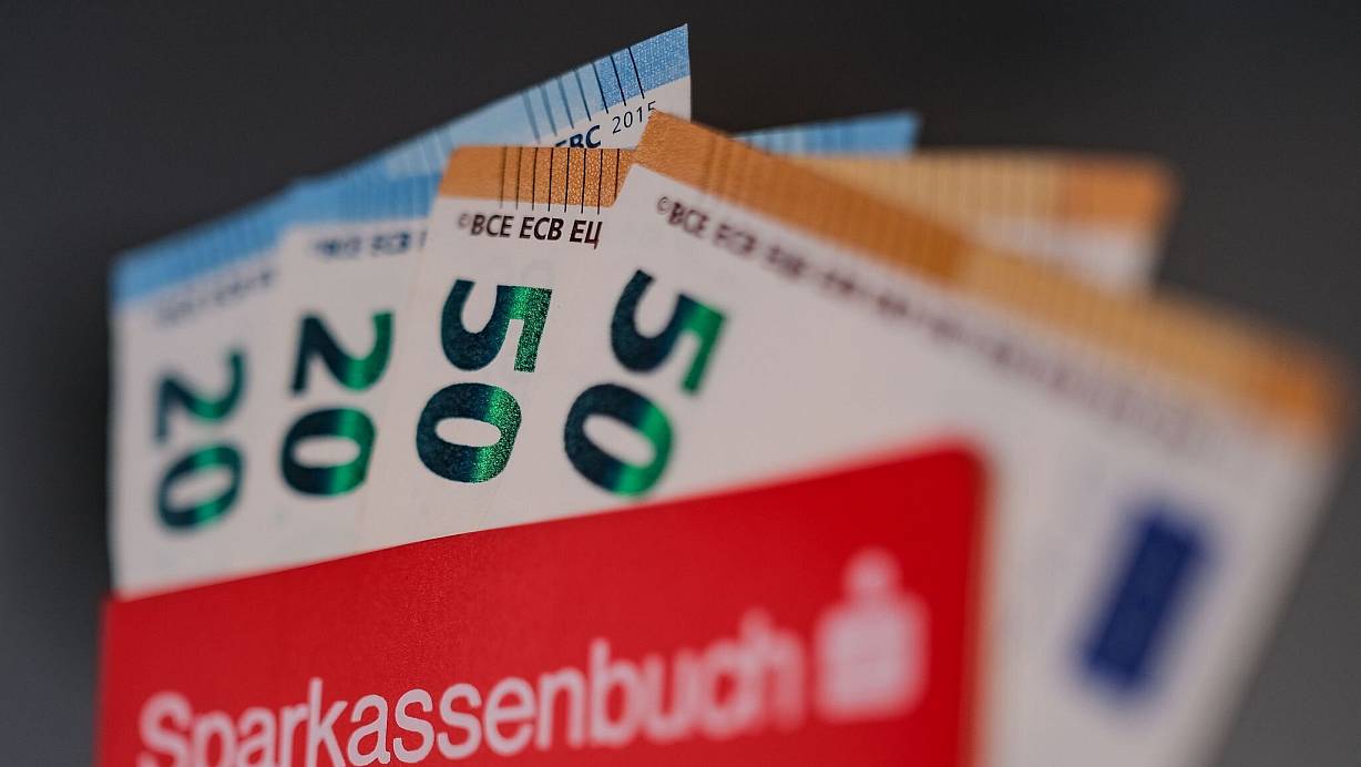 Die Deutschen sind berühmt für ihre Sparsamkeit. Anleger in anderen Ländern machen aber mehr aus ihrem Geld. (Symbolbild) | © Oliver Berg/dpa/dpa-tmn