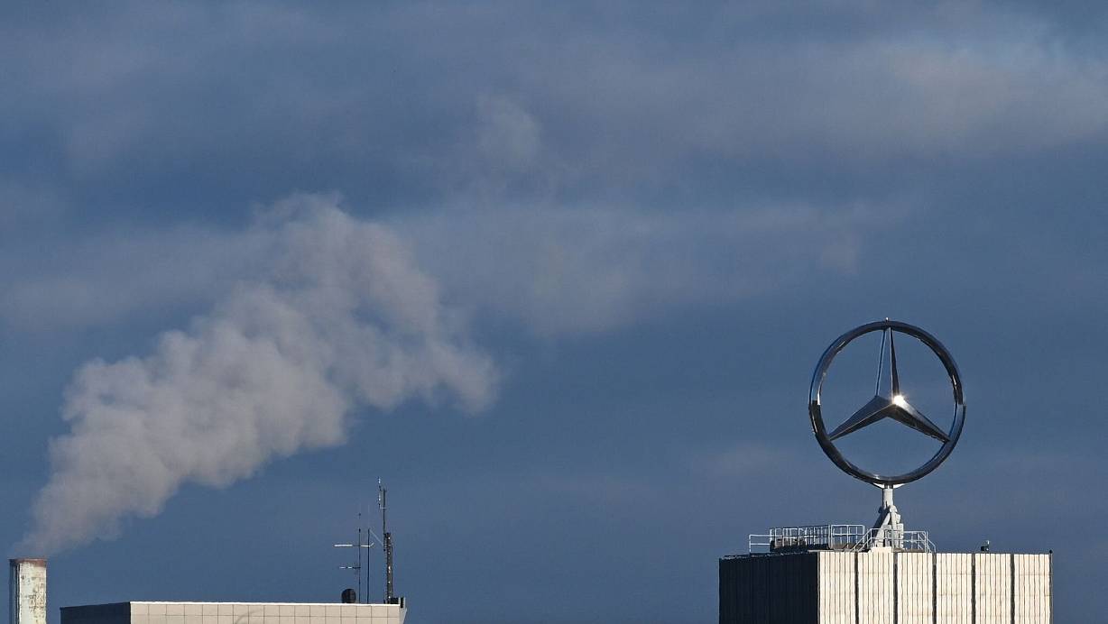Mercedes-Benz mit Gewinneinbruch. (Foto aktuell) | © Bernd Weißbrod/dpa