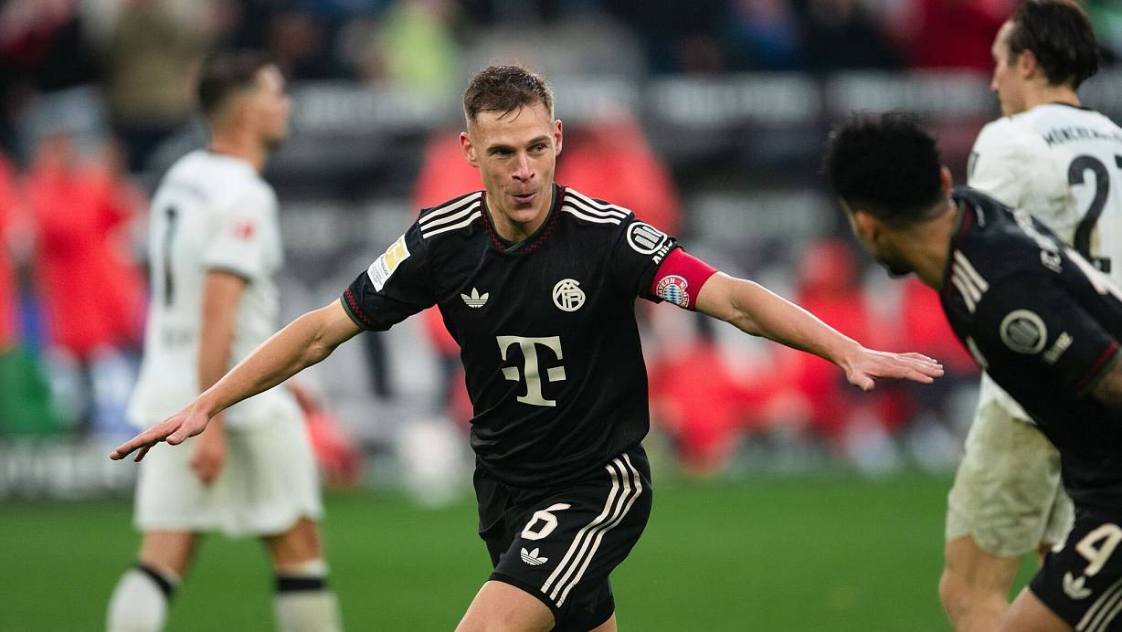 Bayerns Joshua Kimmich jubelt über sein Führungstor in Mönchengladbach. | © Marius Becker/dpa