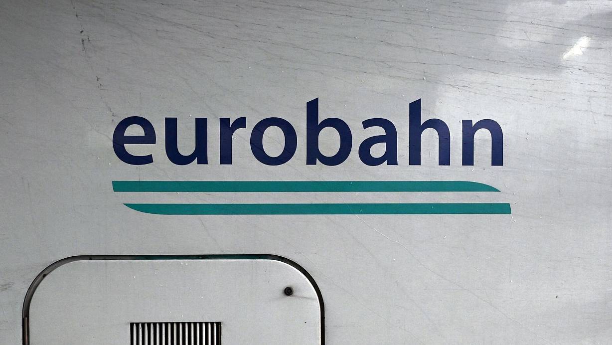 Ein Zug der Eurobahn steht in einem Hauptbahnhof. (Archivbild) | © Federico Gambarini/dpa