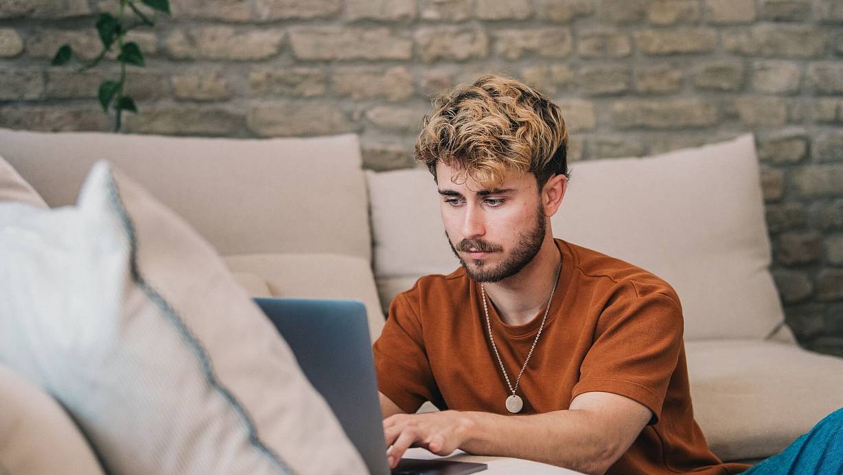 Interessierte finden ein neues Webinar-Angebot auf der Webseite der Verbraucherzentralen. | © Zacharie Scheurer/dpa-tmn