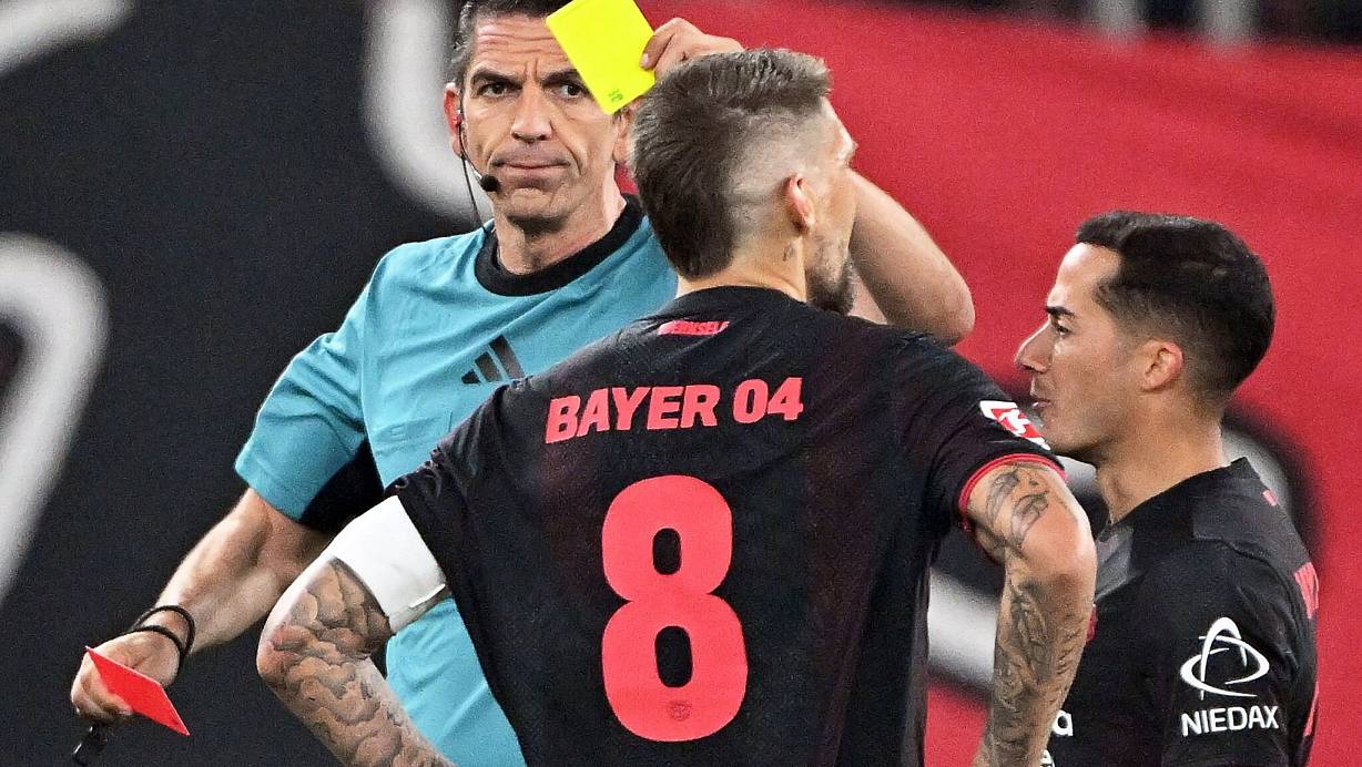 Zukünftig soll der Video-Schiedsrichter auch Gelb-Rote Karten überprüfen können. (Archivbild) | © Federico Gambarini/dpa