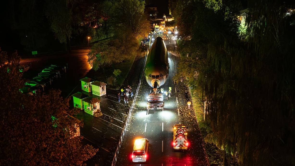 Innerhalb von drei Nächten wurde der Flieger zum Safaripark in der Südheide gebracht. | © Philipp Schulze/dpa