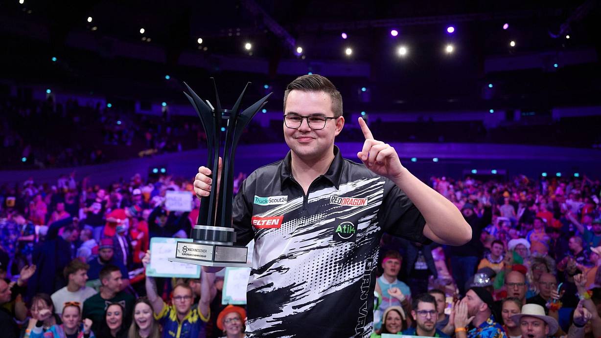 Van Veen ist der jüngste Darts-Europameister. | © Bernd Thissen/dpa