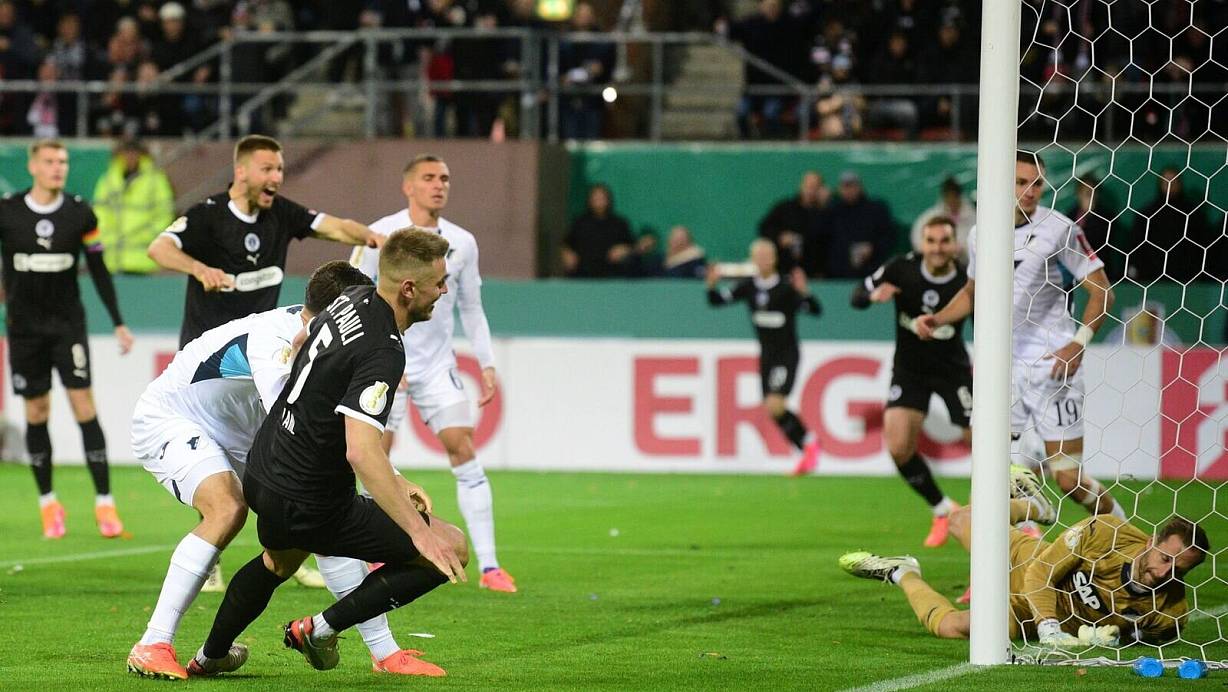 Traf früh zur St. Pauli-Führung: Hauke Wahl (M) | © Daniel Bockwoldt/dpa