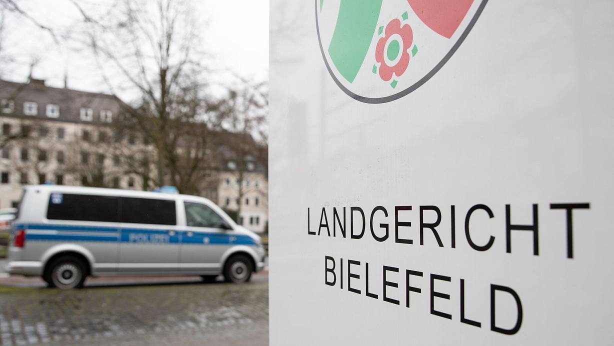 Im Prozess um den mutmaßlichen Mord an seiner Ehefrau hat der Angeklagte eine andere Version der Tatnacht geschildert: Er sei zuvor schwer verletzt worden (Symbolbild). | © Friso Gentsch/dpa