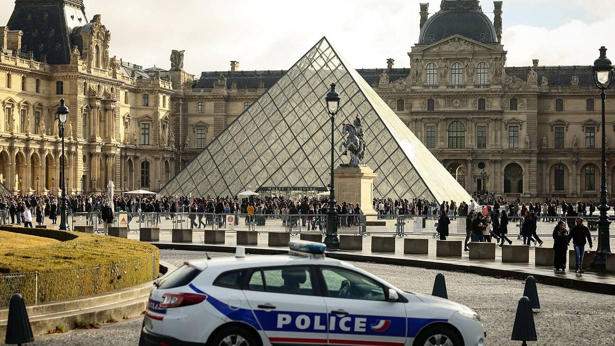 Die Ermittler melden nach dem Raubüberfall auf den Louvre einen Fahndungserfolg. | © Thomas Padilla/AP/dpa
