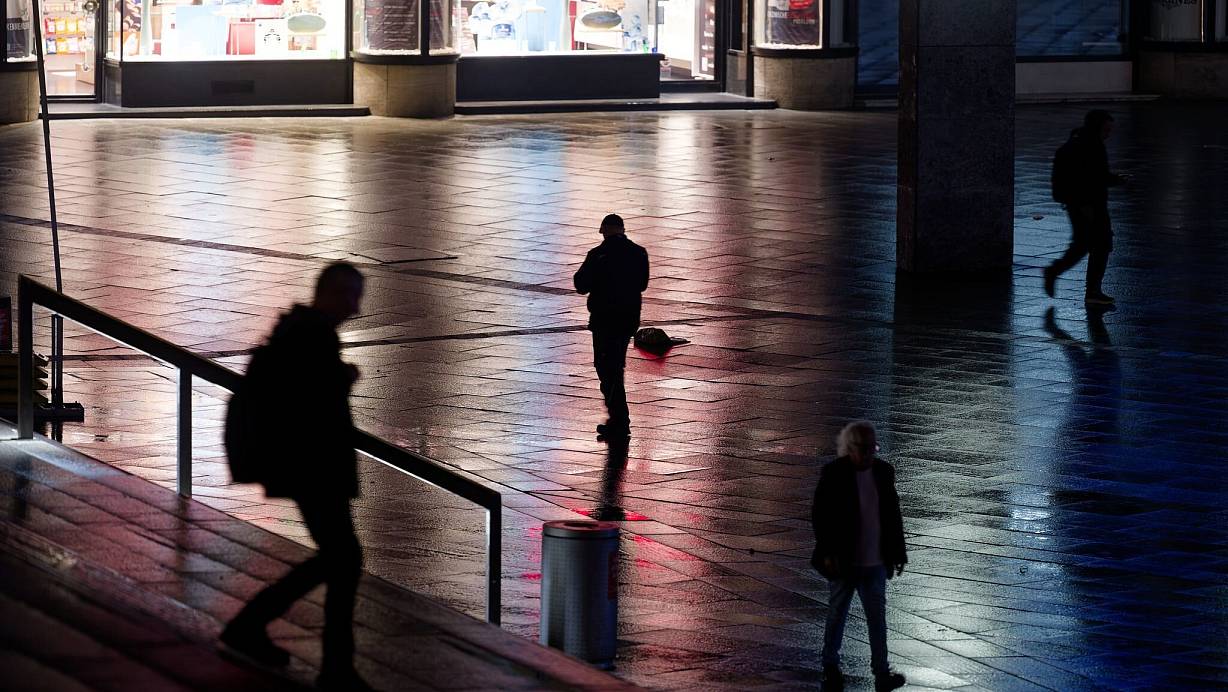 Nicht nur auf der Straße fühlen sich viele Frauen unsicher. (Symbolbild) | © Henning Kaiser/dpa