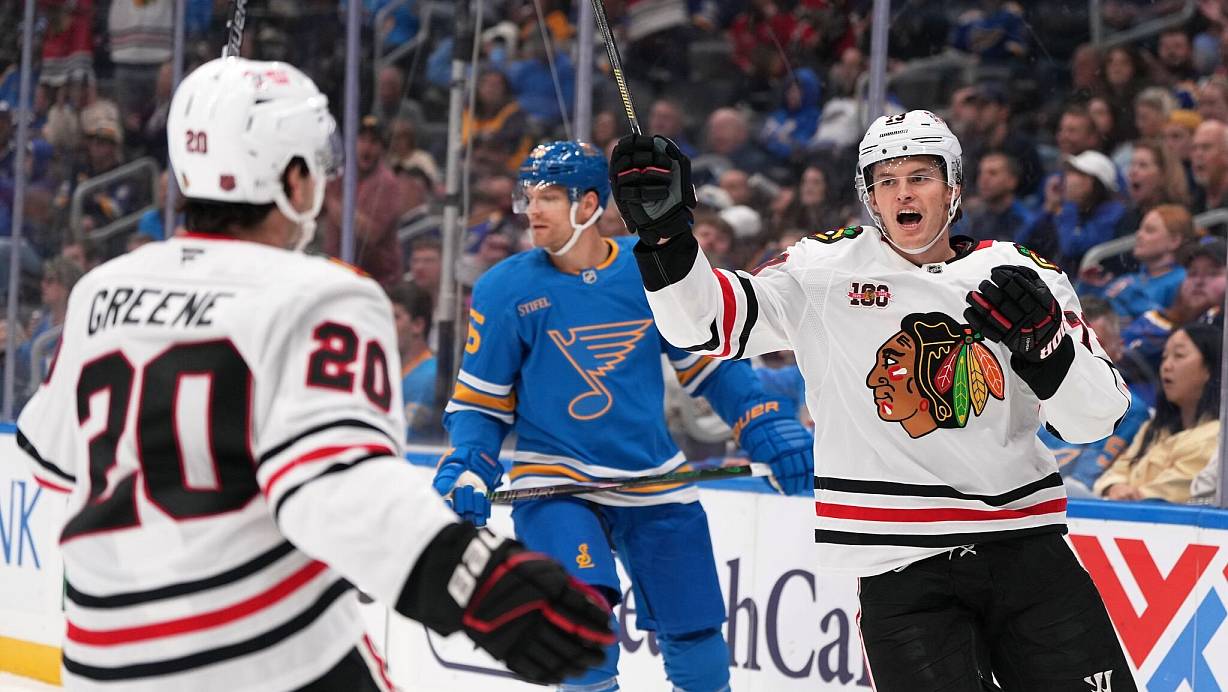 Lukas Reichel (r) erzielte erstmals zwei Tore in einem NHL-Spiel. | © Jeff Roberson/AP/dpa