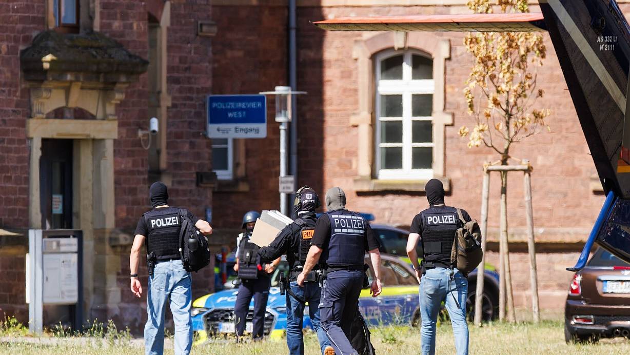 Kurz nach dem Angriff in Bielefeld wurde der mutmaßliche Täter in Karlsruhe einem Haftrichter vorgeführt. Hier tragen Polizisten Akten vom Helikopter zu einem Fahrzeug. (Archivbild) | © Philipp von Ditfurth/dpa