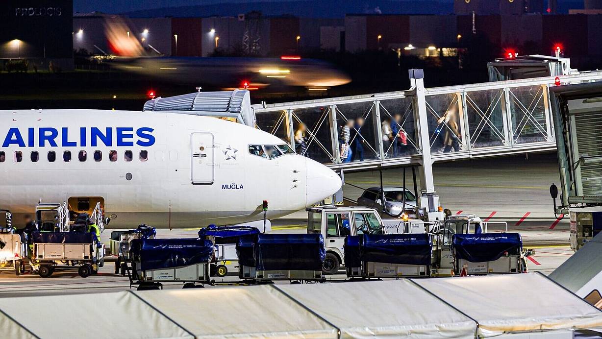 Ankunft in der niedersächsischen Landeshauptstadt: In Hannover ist ein Flieger aus Istanbul gelandet. | © Moritz Frankenberg/dpa