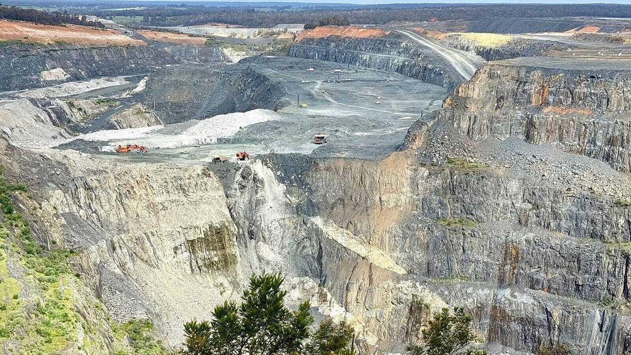 Der Blick auf die riesige Greenbushes-Mine ist atemberaubend. | © Carola Frentzen/dpa