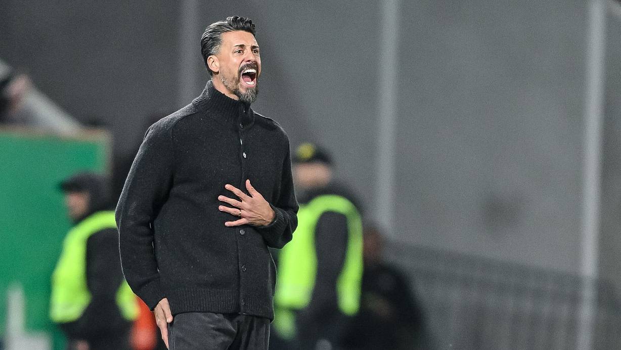 Kann er Krisenmanager? Augsburgs Trainer Sandro Wagner. | © Harry Langer/dpa