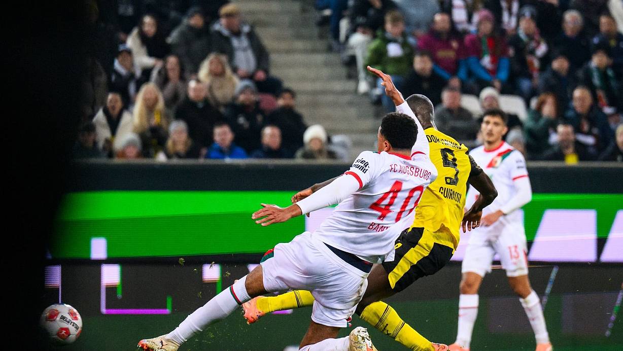 Serhou Guirassy (M) erzielt das 1:0 für Dortmund. | © Tom Weller/dpa