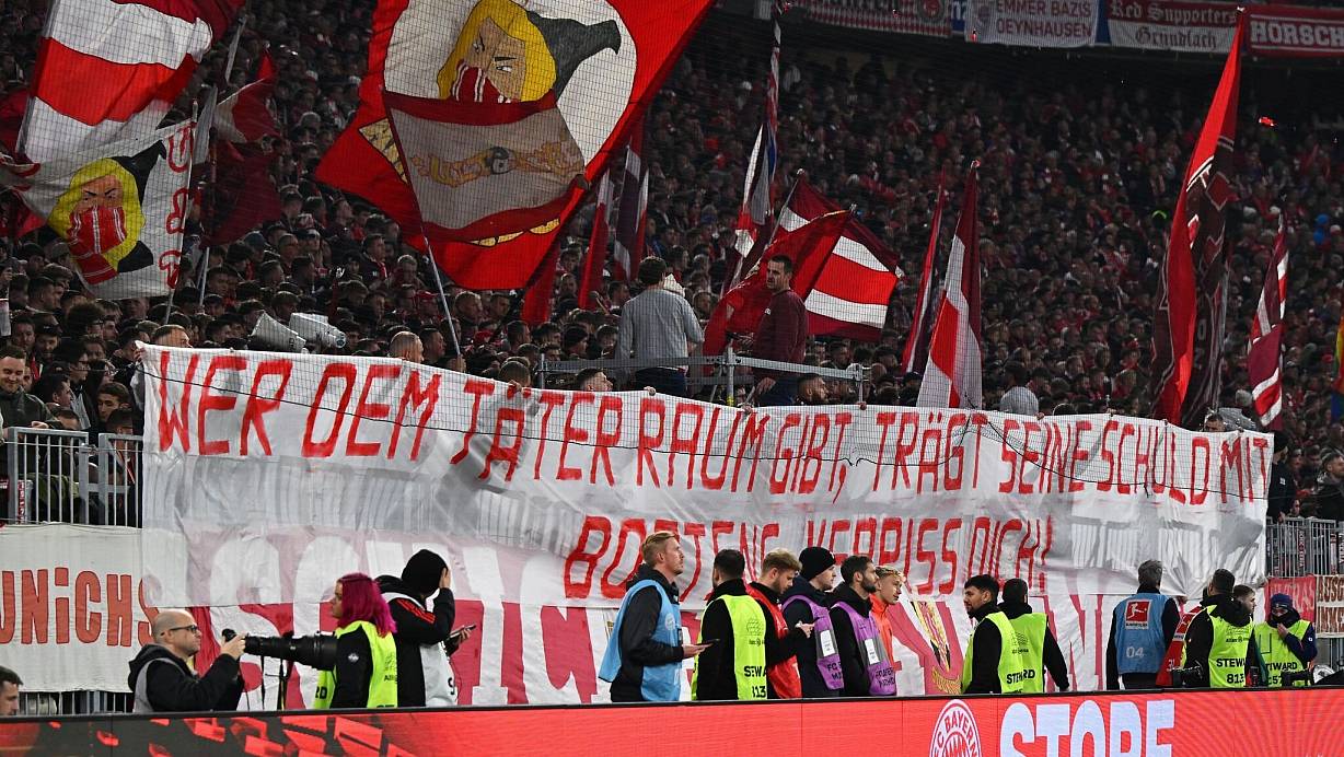 Bayern-Fans entrollten beim Duell gegen Dortmund ein Transparent gegen Ex-Profi Jérôme Boateng. | © Sven Hoppe/dpa