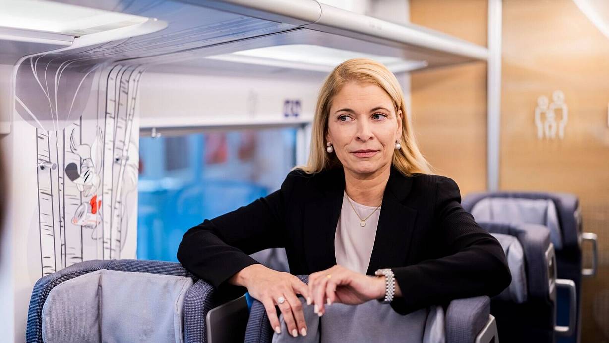 Die neue Bahnchefin Evelyn Palla soll mit einem neuen Vorstandsteam die Probleme bei der Bahn angehen. (Archivbild) | © Christoph Soeder/dpa Pool/dpa