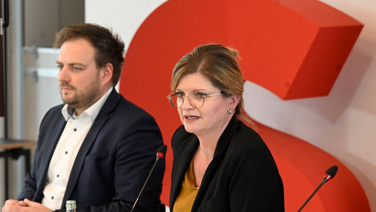 Die Parteichefin der SPD in Nordrhein-Westfalen, Sarah Philipp, und Generalsekretär Cordes stellen eine außergewöhnliche Kampagne vor. (Archivbild) | © Roberto Pfeil/dpa