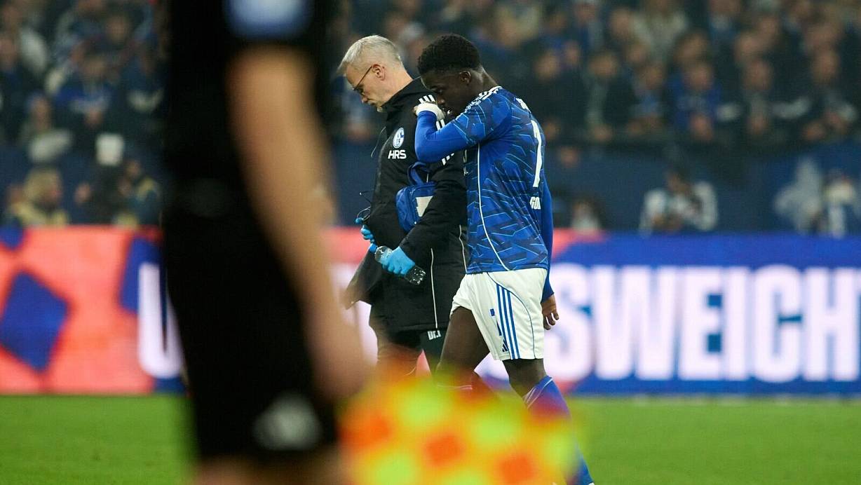 Christian Gomis musste gegen Darmstadt verletzt vom Platz. | © Bernd Thissen/dpa