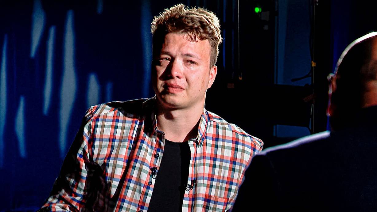 Der belarussische Blogger Roman Protassewitsch soll schon bei seiner Festnahme in einem in Minsk zur Landung gezwungenen Flugzeug für den Geheimdienst seiner Heimat gearbeitet haben. (Archivbild) | © -/ONT Channel/AP/dpa