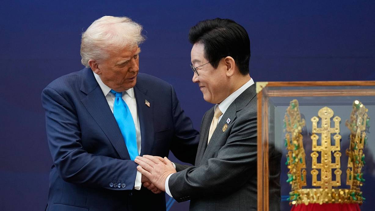 US-Präsident Donald Trump und Südkoreas Präsident Lee Jae Myung haben bei ihrem Treffen am Mittwoch über atomgetriebene U-Boote gesprochen. | © Mark Schiefelbein/AP/dpa